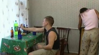 Русские самцы соблазняют пьяных девушек в сауне и начинают трахать из щели
