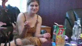 Пьяная девушка показала половую щель парню и трахнулась с ним