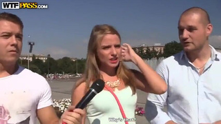 Пикаперы в два хуя жарят русскую блондиночку на природе