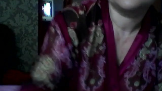 Пожилая русская веб модель теребонькает огурцом и пальцами