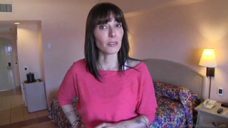 Мачеха мастурбирует пенис и ласково посасывает