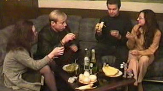 Две бухие русские бляди развели парней на групповуху